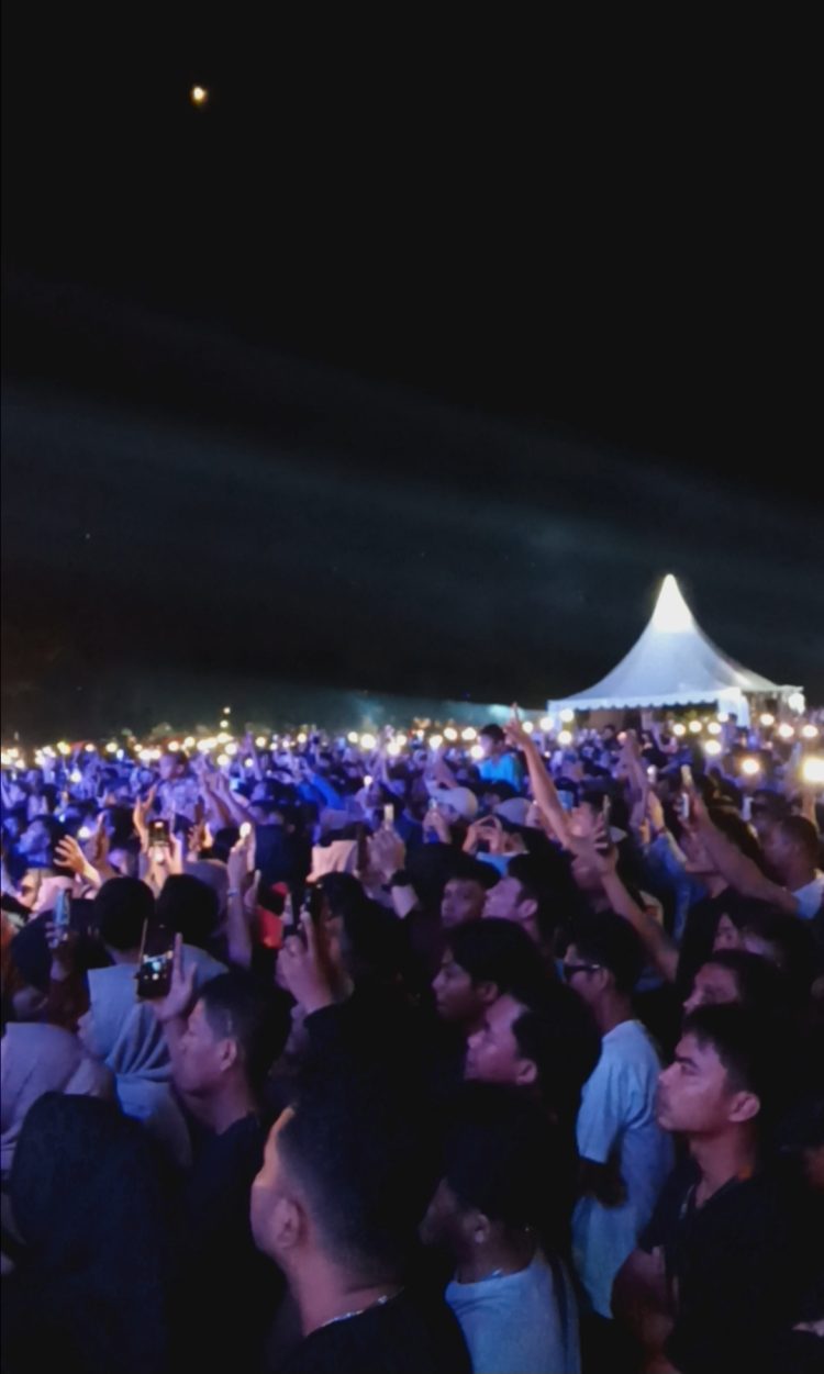 HUT OI yang ke 21 menghadirkan bend ternama dari ibu kota namun menuai kontroversi dan mengecewakan masyarakat sehingga membubarkan diri sebelum acara selesai