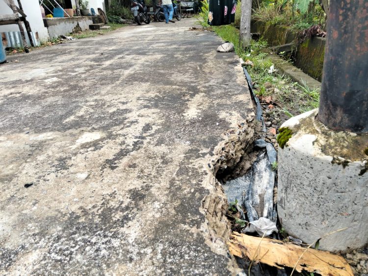Jalan Cor Beton Kelurahan Tratim Rusak, Di duga Tak Sesuai Spek