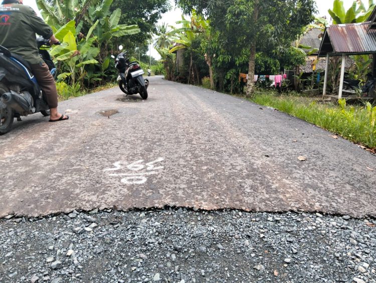 Parah!!! Dinas PUPR dan DPRD OI Turun Kelokasi, Jalan Aspal Tanjung harapan, Di Perbaiki Hanya Di Tampal saja