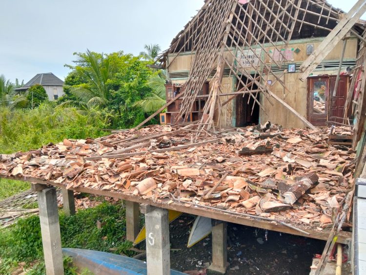 Rumah Warga Roboh, Kades UKL Galang Dana Warga Dan Harapkan Bantuan Pemkab OI