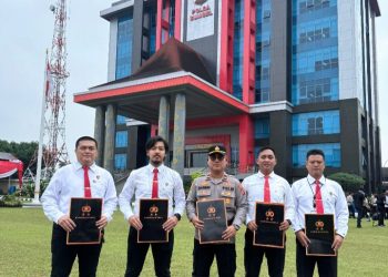 Enam Personil Polres Muba Menerima Pin Emas Dari Kapolda Sumsel, Salah Satu Jadi Sorotan Atas Keberhasilan Ungkap Kasus Curas Di Desa Keban 1