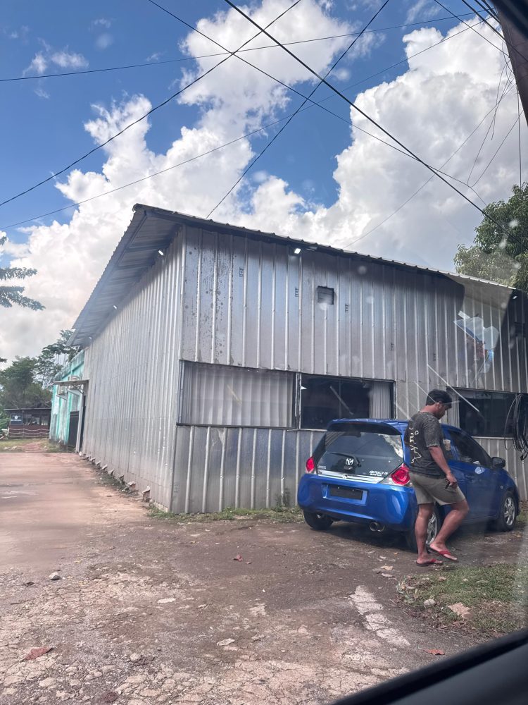 Tempat Usaha Bilyard Ilegal, Diduga Tampa Izin,.. Dan Diduga Mencuri Api PLN Langsung Dari Kabal Induk.,