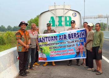 Luar Biasa Patut Dijadikan Contoh Kades Teluk Kecapi Membagikan Air Bersih Untuk Warga di Saat Musim Kemarau