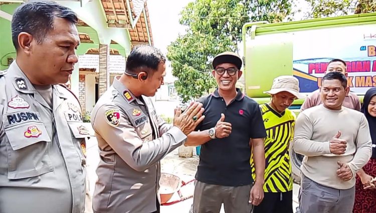 Luar Biasa Saat Musim Kemarau Melanda,Kegiatan Bakti sosial Polsek Keluang Pembagian Air Bersih Patut Dijadikan Contoh